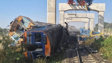 थायलंडमध्ये रेल्वेचा भीषण अपघात; धावत्या ट्रेनवर कोसळली भलीमोठी क्रेन, मृतांचा आकडा वाढण्याची भीती