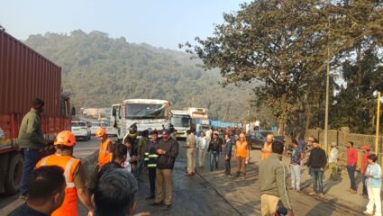 Thane Accident Case : गायमुख घाटात कंटेनरचा भीषण अपघात ; 11 वाहनांचे नुकसान, 4 जखमी