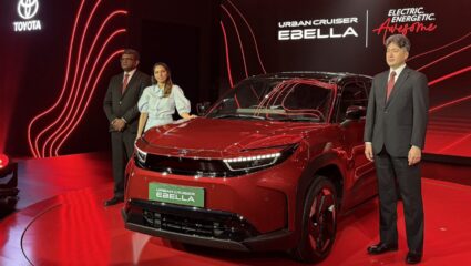 500+ किमी रेंज, 8 वर्षाची वॉरंटी अन् बरंच काही! भारतात Toyota ची पहिली Electric SUV सादर
