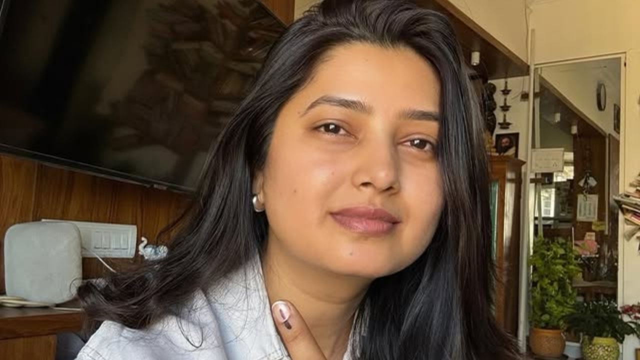 १० वर्षांनी आलेली संधी चुकवू नका! असे म्हणत मराठीमध्ये चर्चेत असलेले दिग्दर्शक हेमंत ढोमे आणि अभिनेत्री क्षिती जोग यांनी देखील मतदानाचा हक्क बजावला आहे. 