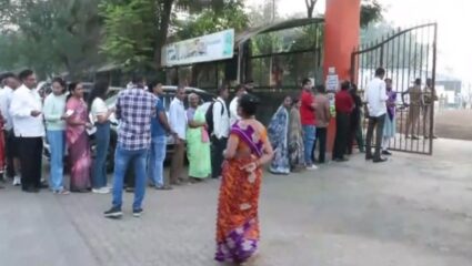 BMC Election 2026: मतदानादरम्यान वांद्रेमध्ये ईव्हीएम मशीन बंद! केंद्राबाहेर गर्दी, मतदारांचा गोंधळ