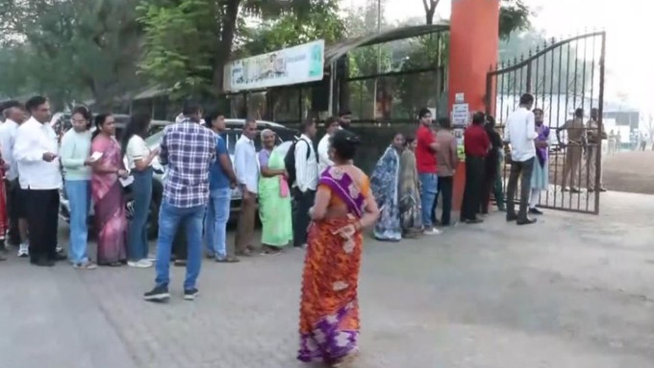 BMC Election 2026: मतदानादरम्यान वांद्रेमध्ये ईव्हीएम मशीन बंद! केंद्राबाहेर गर्दी, मतदारांचा गोंधळ