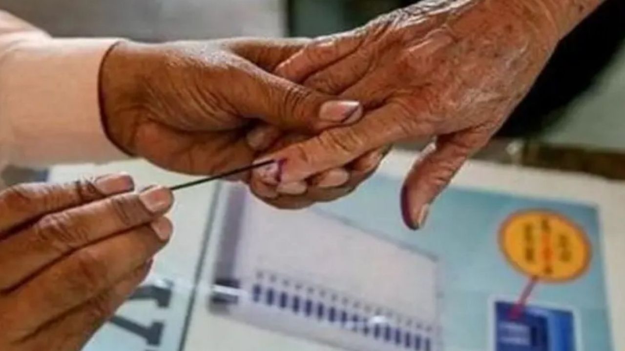 महापालिका निवडणुकीसाठी चार सदस्यीय प्रभाग रचना करण्यात आली आहे. त्यानुसार एका मतदारसंघामध्ये अ, ब, क, ड असे चार गट असणार आहेत. प्रत्येक मतदाराला चार मते द्यावीच लागणार आहेत. त्यामुळे महापालिका निवडणुकीसाठी प्रत्येक व्यक्तीला चार मते द्यायची आहे.