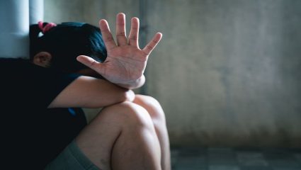 अल्पवयीन मुलीला कारमध्ये बसवले, कर्वेनगर भागात नेले अन्…; पुण्यातील संतापजनक घटना