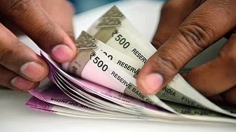 8th Pay Commission Update: केंद्र कर्मचाऱ्यांना दिलासा मिळणार! जानेवारीपासून डीएमध्ये २% वाढ निश्चित?