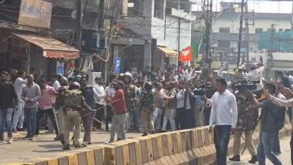 AI समिटमध्ये शर्टलेस निदर्शनामुळे गोंधळ, ४ कार्यकर्त्यांना ५ दिवसांची पोलीस कोठडी; दगडफेकीचा’ Video समोर