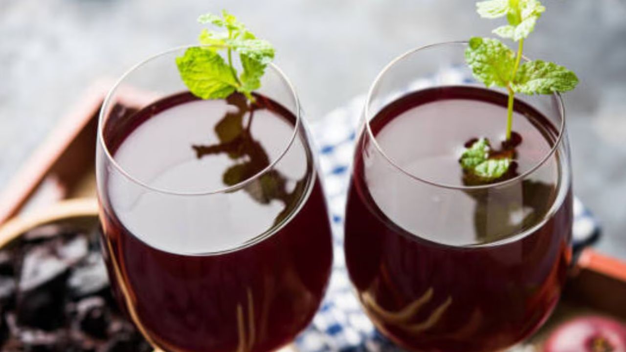   कोकम सरबत - पित्तावर गुणकारी असं रामबाण औषध म्हणजे कोकम सरबत. बाहेरच्या चमचमीत खाण्याने अनेकदा उन्हाळ्यात पोट  बिघडतं पण कोकम सरबत किंवा सोलकढी प्यायल्याने पचनाचा त्रास कमी होतो. 