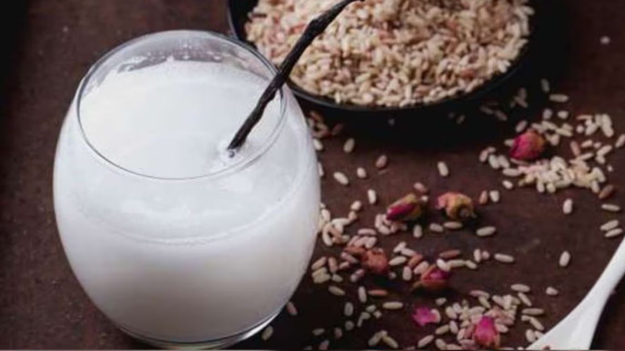 भाताची पेज - कोकणात सर्वात जास्त काय पिकतं तर ते म्हणजे भात. याच उकड्या भाताची पेज उन्हाळ्यात होणाऱ्या डिहायड्रेशनपासून शरीराला वाचवते. उन्हामुळे अशक्तपणा आल्यास उकड्या भाताच्या पेजेमुळे शरीराला ताजेतवाने वाटते. 