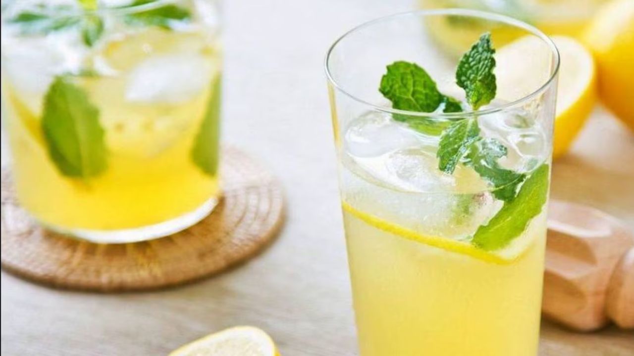  लिंबू सरबत-  उन्हाळ्यात लिंबू सरबत म्हणजे वरदानच आहे. चक्कर येणं किंवा अशक्तपणा वाटत असेल तर लिंबू सरबत फायदेशीर ठरतं. लिंबूमधील विटामीन सीमुळे अपचानाचा त्रास देखील कमी होतो. 