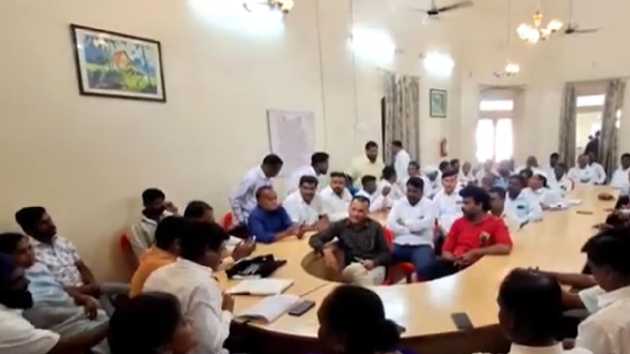 Ahilyanagar : जिल्हा परिषद निवडणुकीसाठी वंचित आघाडी आक्रमक, स्वबळावर लढण्याचे संकेत