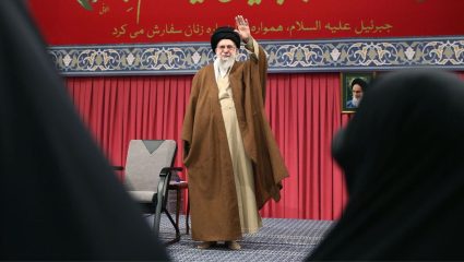 Khamenei Assassination Attempt : इराणच्या हुकूमशहावर जीवघेणा हल्ला; 250 मुजाहिदीन थेट घरात घुसले आणि पुढे जे झाले…