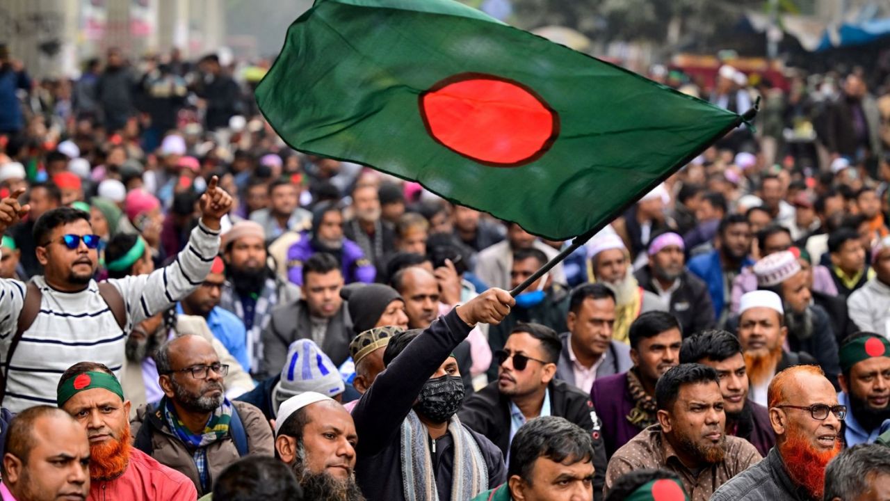 Bangladesh Elections : निवडणुकीपूर्वी बांगलादेशात मोठी राजकीय उलथा-पालथ; युनूस सरकारमधील मंत्री देश सोडण्याच्या तयारीत?