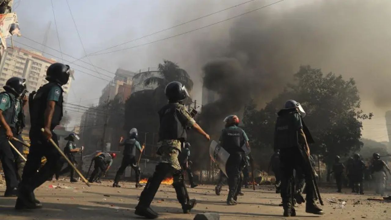बांगलादेशात पुन्हा हिंसाचाराचा भडका! निवडणुका जिंकताच BNP विद्यार्थ्यांचा तांडव; हॉस्टेलमध्ये घुसून धुमाकूळ
