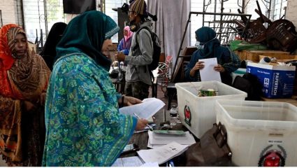 Bangladesh Elections : बांगलादेशात सार्वत्रिक निवडणुकीसाठी मतदान सुरू; ५१ राजकीय पक्षांमध्ये सत्तेसाठी लढत