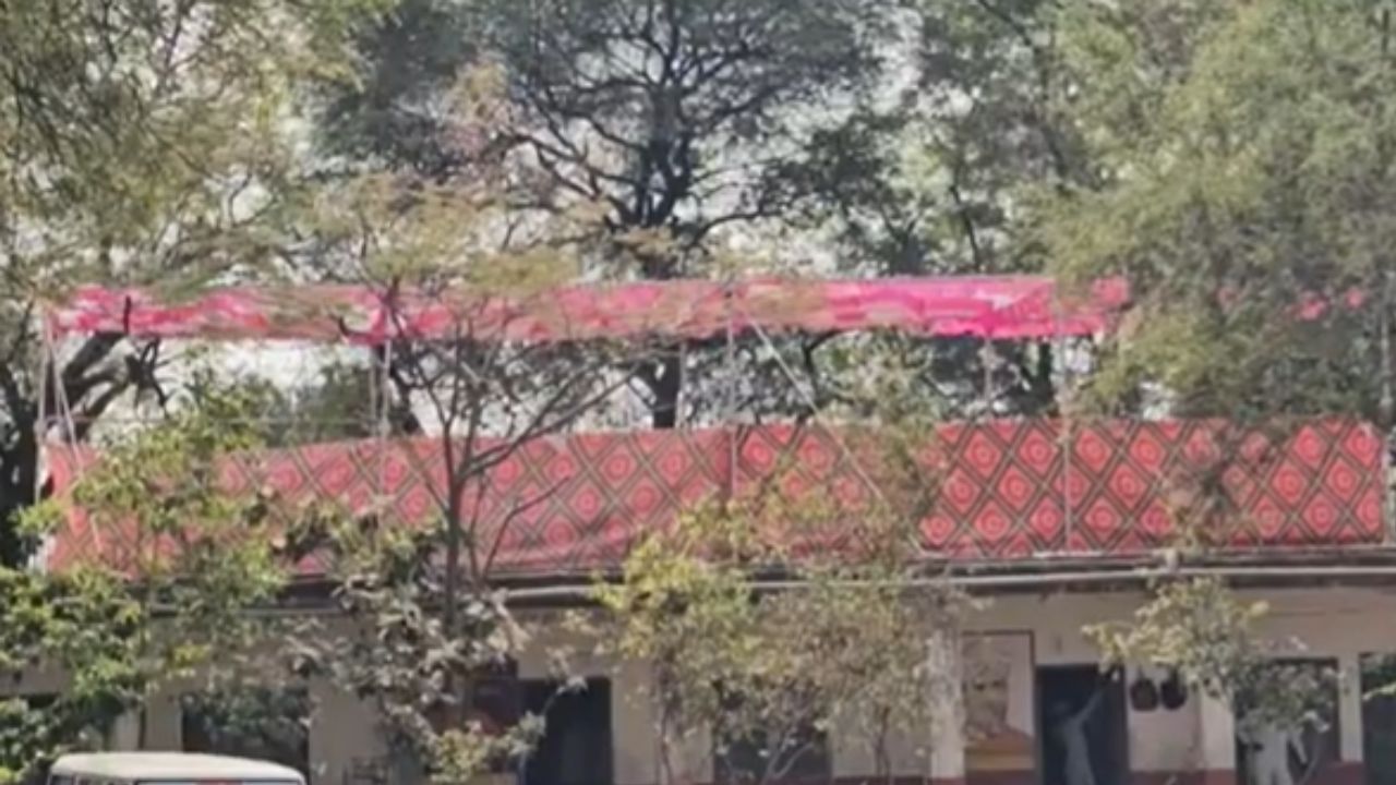 Beed : शिक्षण विभागाचा सावळा गोंधळ; चक्क मंडप टाकून दहावीचे पेपर