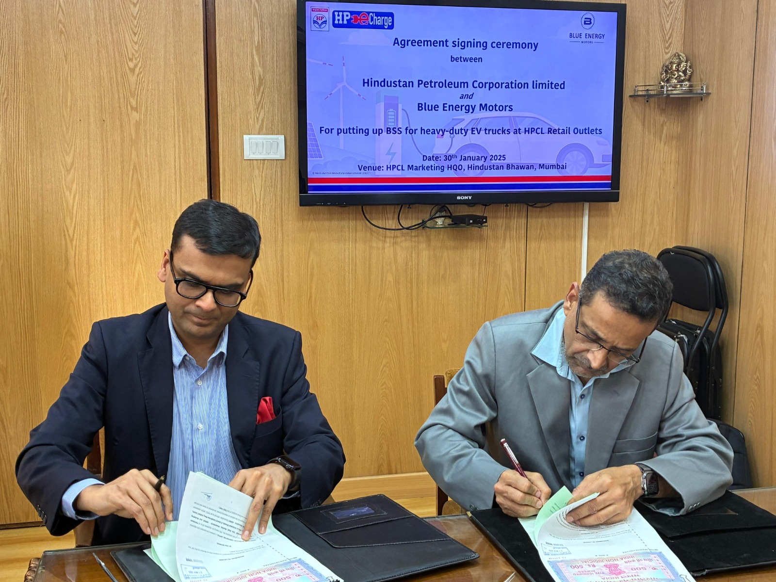 Blue Energy Motors-HPCL Partnership: BEM–HPCL यांची युती! फ्युएल पंपांवर उभारले जाणार बॅटरी स्वॅपिंग स्टेशन