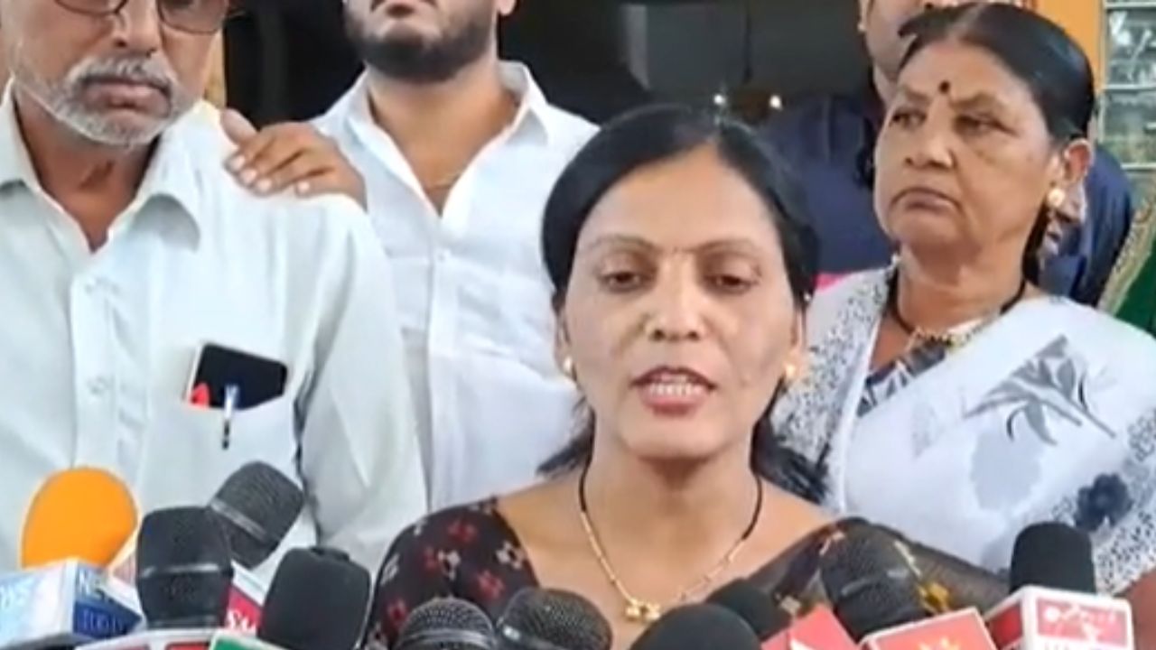 Buldhana News : शहरातून काढण्यात आला भव्य मूक मोर्चा, जिल्हाधिकाऱ्यांना दिले निवेदन