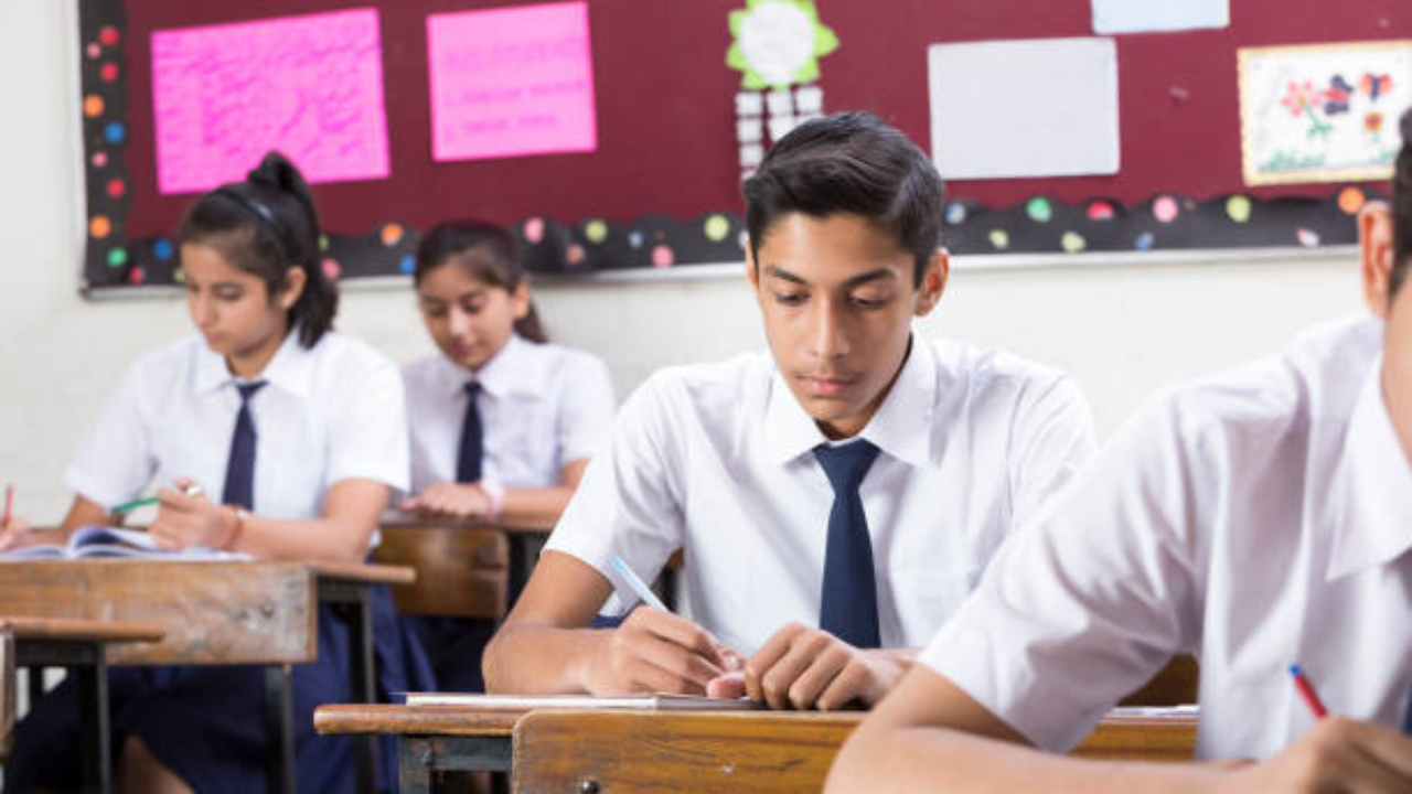 CBSE Board Exam 2026: सीबीएसई बोर्ड परीक्षा केंद्रावर कोणते कपडे घालावे? ड्रेसपासून चपलांपर्यंत जाणून घ्या नियम