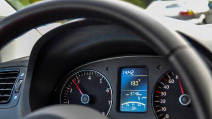 कार चालवताना ‘हा’ वेग ठेवा, मिळेल बेस्ट मायलेज! वाहनचालकांनी ‘ही’ माहिती नक्की वाचा