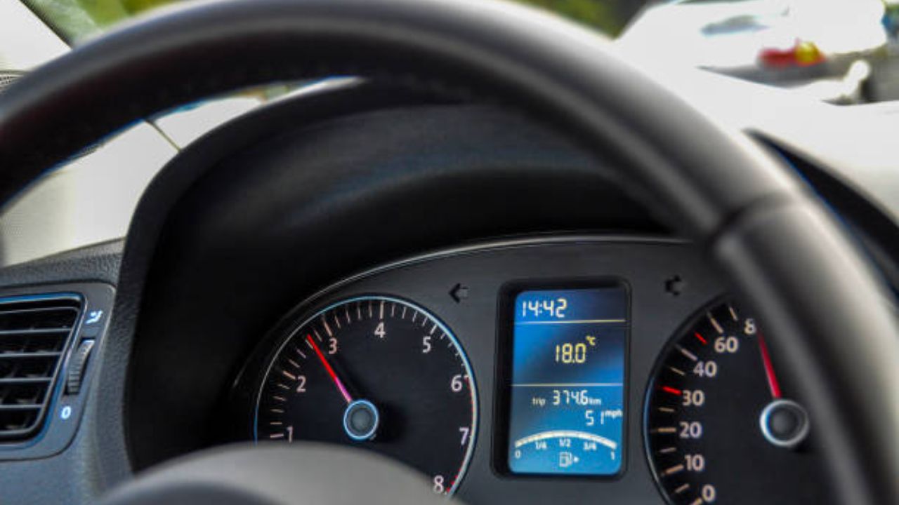 कार चालवताना ‘हा’ वेग ठेवा, मिळेल बेस्ट मायलेज! वाहनचालकांनी ‘ही’ माहिती नक्की वाचा