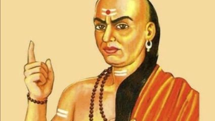 Chanakya Niti: या ठिकाणी पैसे दान केल्याने मिळते सन्मान आणि आर्थिक लाभ