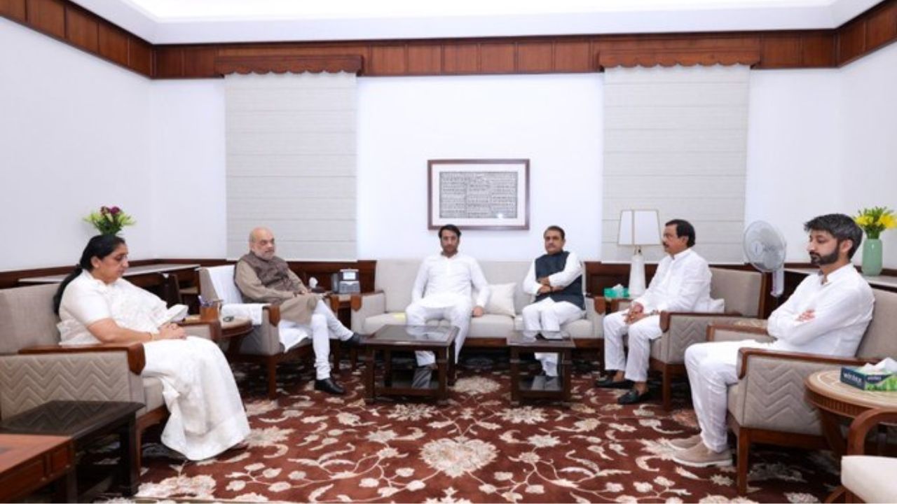 Political News : दिल्लीमध्ये राजकीय हालचालींना वेग! DCM सुनेत्रा पवारांनी घेतली PM मोदींची भेट