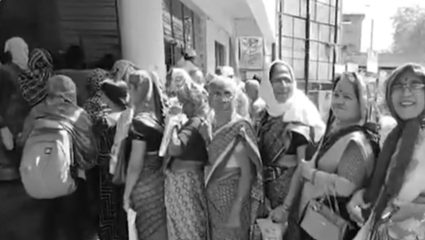 Dhule News :  मध्यवर्ती बस स्थानक येथील नोंदणी कक्षाच्या बाहेर ज्येष्ठ नागरिकांच्या लांबच लांब रांगा