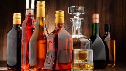 Crime News : मावळात निवडणूक विभाग सतर्क! नाकाबंदीत सात लाखांची देशी दारू जप्त, एकास अटक