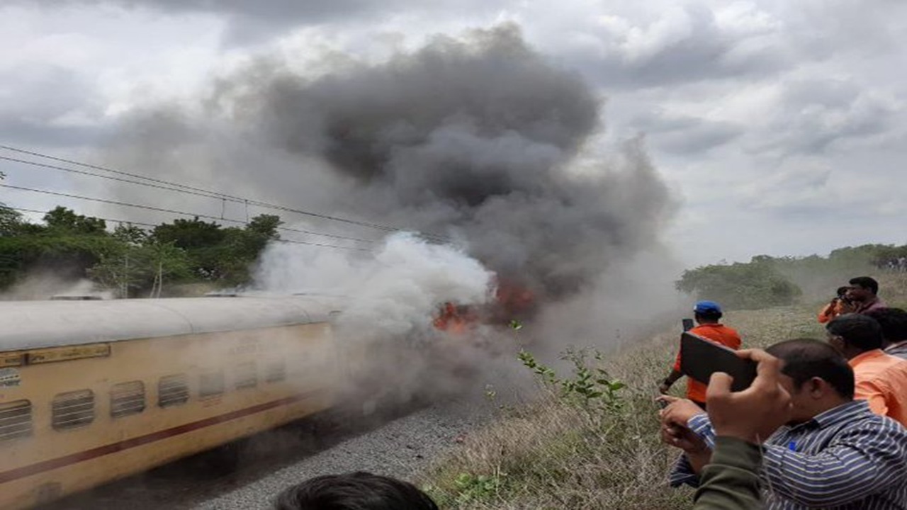 Wardha Train Fire : धावत्या GT एक्सप्रेसच्या डब्याला भीषण आग, डबा मागे अन् ट्रेन…, संपूर्ण डबा जळून खाक