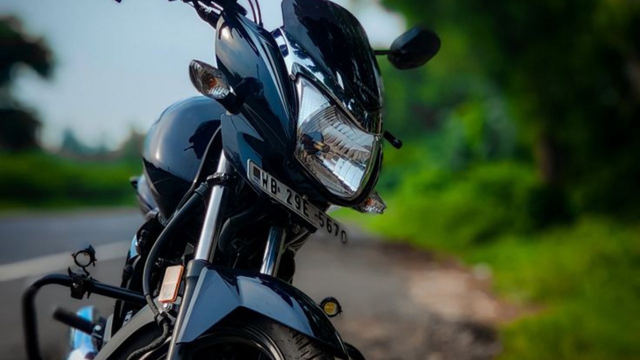 Hero Splendor ला मायलेजच्या बाबतीत अक्षरशः रडवते ‘ही’ बाईक! 1 लिटर पेट्रोलवर 65 किमीची अंतर करते पार