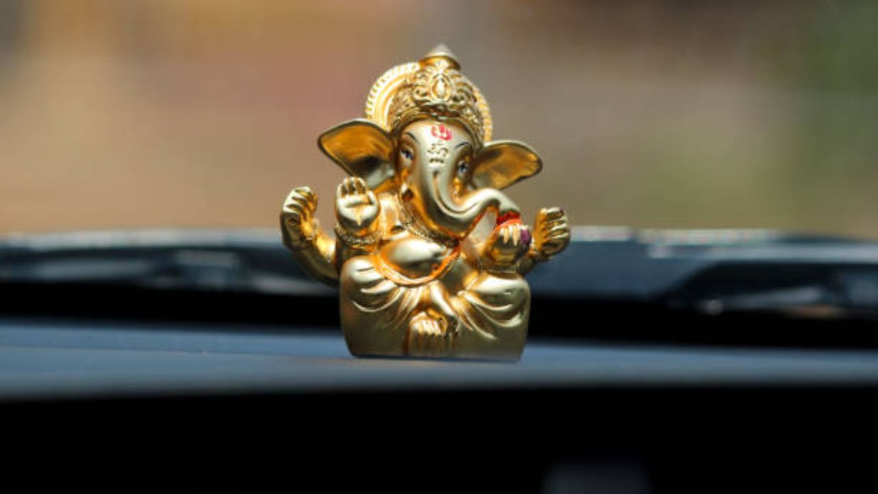 Astro Tips: गाडीत देवाची मूर्ती ठेवताना सावधान! कोणत्या देवतेची मूर्ती ठेवणे शुभ अशुभ काय आहेत नियम जाणून घ्या