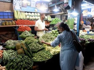 India Retail Inflation: लसूण-कांदा-बटाट्याच्या किमती कोसळल्या; मध्यमवर्गीयांना मोठा दिलासा