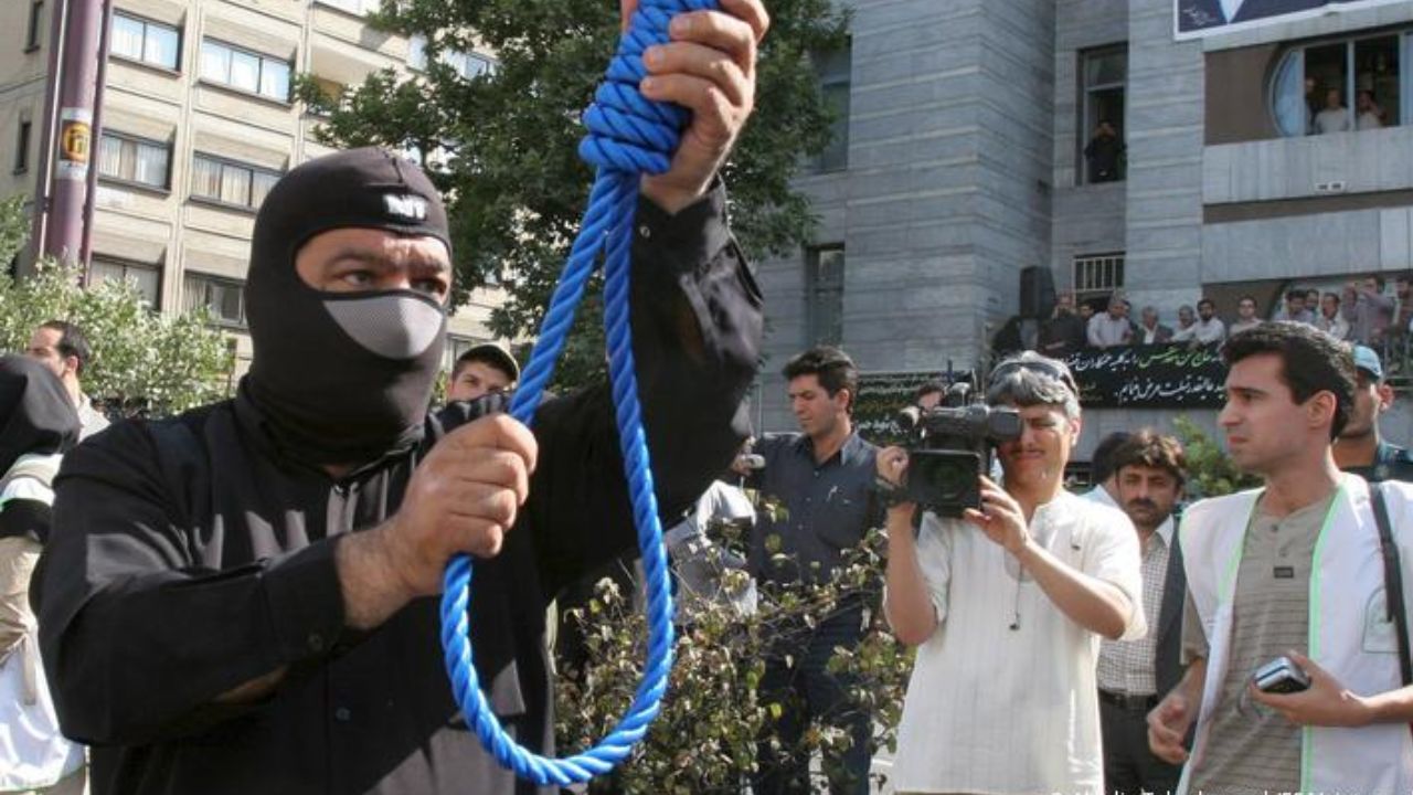 US Iran Tenison : इराणने ट्रम्प यांना दाखवला इंगा! अमेरिकेच्या इशाऱ्यानंतरही सरकारविरोधी आंदोलनकर्त्याला देणार फाशी?