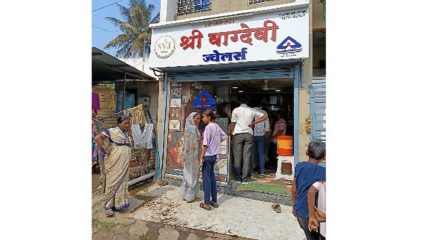Karad News : उंब्रज येथील ज्वेलर्सच्या दुकानात भरदिवसा चोरी; तब्बल अडीच लाखांच्या रकमेसह सोन्या-चांदीची बॅगही लंपास