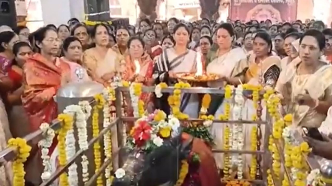 Latur News – सिद्धेश्वराच्या गाभाऱ्यात रुद्राभिषेक, महादेवाच्या जयघोषात सिद्धेश्वर रत्नेश्वर नगरी दुमदुमली
