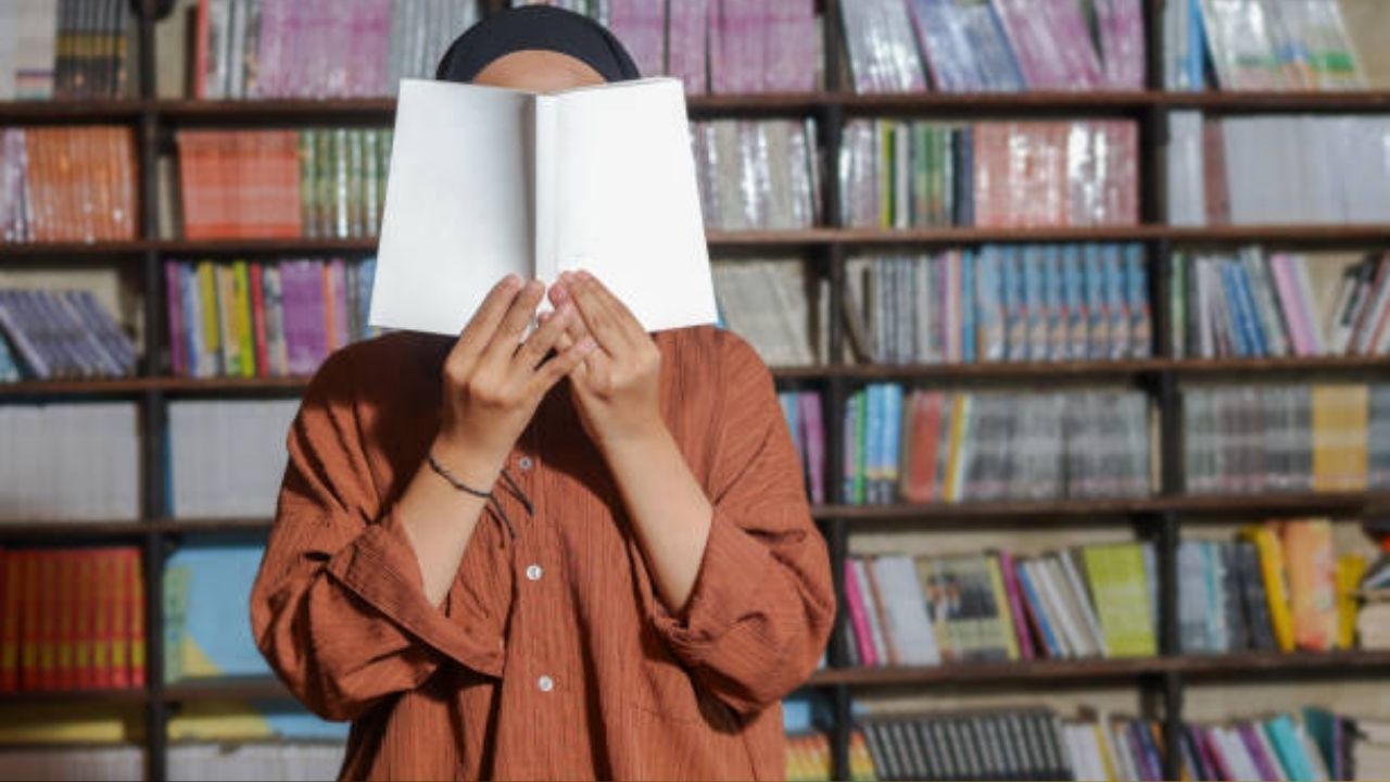 Hingoli News : ‘गाव तेथे ग्रंथालय’ हा आदेश केवळ कागदावरच; ग्रंथपालांचे वेतन मजुरापेक्षाही कमी