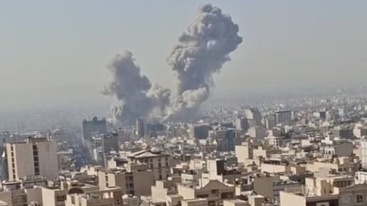 Israel Attacks Iran: युद्ध पेटले! इस्रायलचा इराणवर विध्वंसक युद्धजन्य हल्ला; तेहरानमध्ये स्फोटांची मालिका अन् आकाशात धुराचे लोट