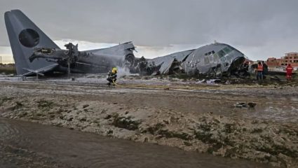 Bolivia Plane Crash: आकाशातून पडला नोटांचा पाऊस; बोलिव्हियात लष्करी विमान कोसळले अन् महामार्गावर कोट्यवधी रुपये, पाहा VIDEO
