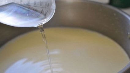 दुधात भेसळ करणाऱ्या टोळीचा पर्दाफाश; 200 लिटर लिक्विडमधून तब्बल 2500 लिटर भेसळयुक्त दूध