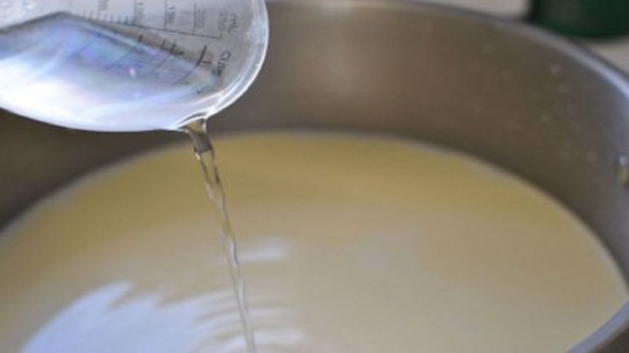 दुधात भेसळ करणाऱ्या टोळीचा पर्दाफाश; 200 लिटर लिक्विडमधून तब्बल 2500 लिटर भेसळयुक्त दूध