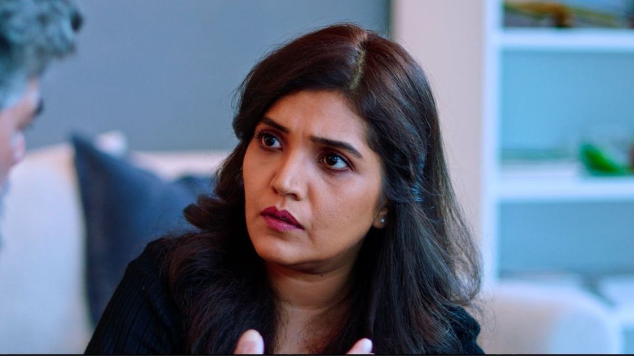 नात्यांची ऊब आणि आठवणींची ओल; मुक्ता बर्वेच्या ‘माया’ चित्रपटाचं शीर्षक गीत प्रेक्षकांच्या भेटीला