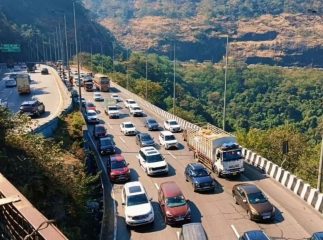 Mumbai-Pune Expressway Toll Refund: मुंबई-पुणे एक्सप्रेस वेवर ३२ तास अडकलेल्या प्रवाशांना दिलासा; १.२ लाख प्रवाशांना टोल परतावा