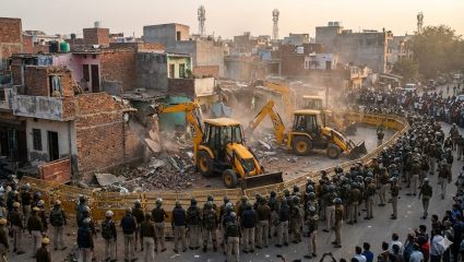 Nashik News : मिलिंदनगरच्या २८ घरांवर जेसीबी, सहा तास चालली कारवाई; पोलिसांचा कडेकोट बंदोबस्त