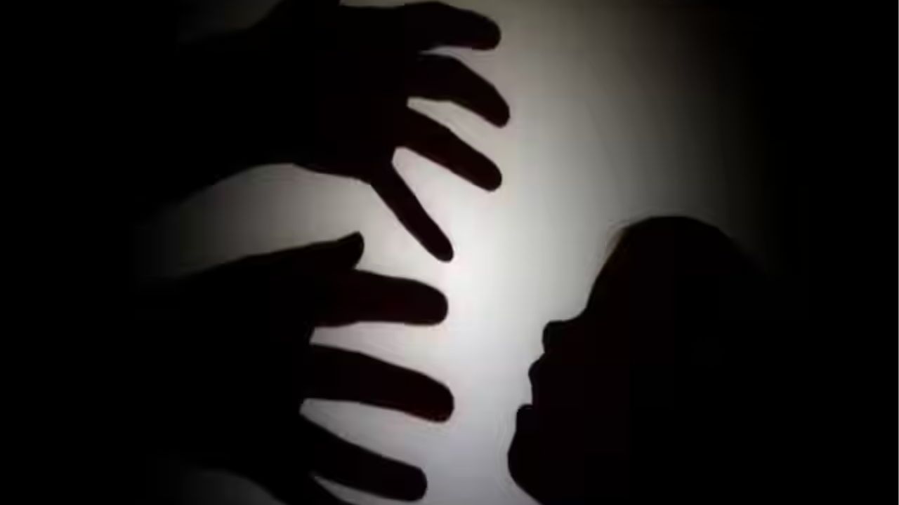 Beed Crime : १३ वर्षीय अल्पवयीन मुलीवर दोनदा ट्रॅक्टर ड्रायव्हरने केला अत्याचार, नंतर स्वतः पोलीस ठाण्यात जाऊन दिली कबुली