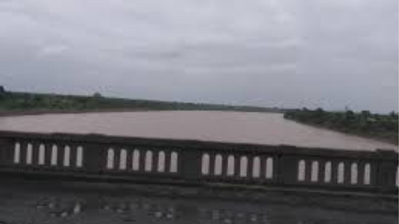 Chandrapur: चंद्रपूर-यवतमाळ सीमेवरील पैनगंगा नदीच्या घाटावर अद्याप पूल नाही; ग्रामस्थांना जीव मुठीत धरून प्रवास