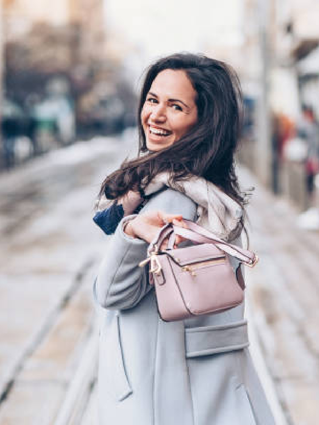 महिलांच्या पर्समध्ये इतके कप्पे का असतात?