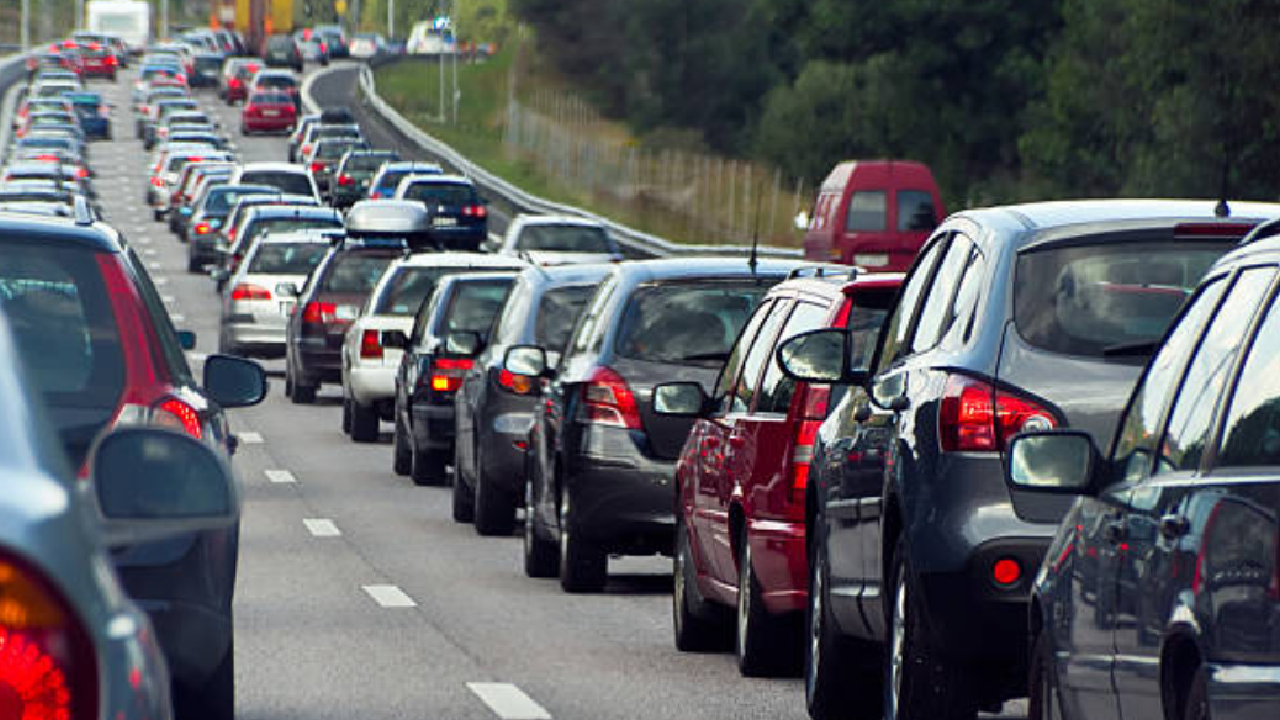 22 तास अन्न, पाण्याशिवाय…! Mumbai-Pune Express वे ठप्प अन् सरकार गप्प; एसटी बस रद्द