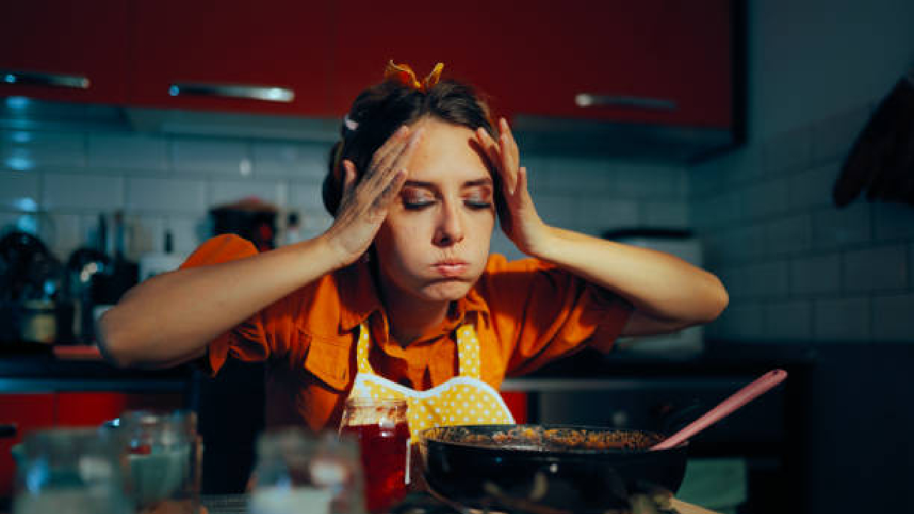 स्वयंपाक करायचा तरी कसा? ‘हा’ पदार्थ महागल्याने गृहिणींचे बजेट कोलमडले; कारण काय?