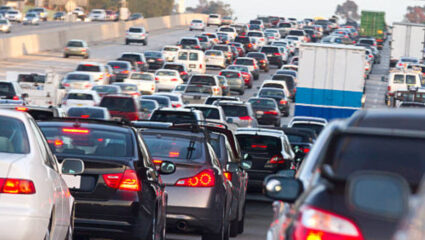 Mumbai-Pune Express वे वर 32 तासांचा ट्रॅफिक जाम; कोंडी दूर करण्यासाठी पोलिसांची तत्परता