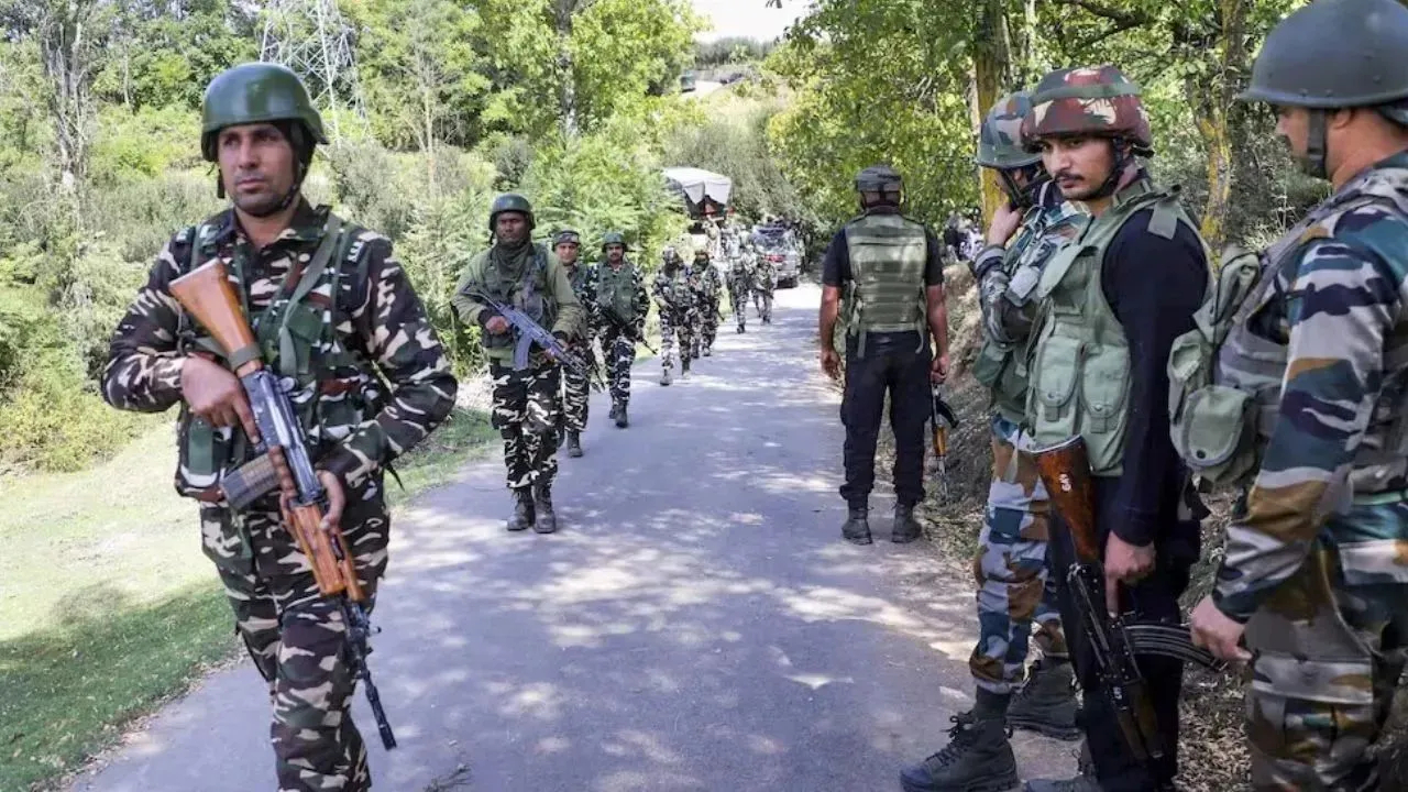 अत्यंत दु:खद! CRPF चे वाहन रस्त्यावरून घसरले अन् थेट…; 7 पेक्षा जास्त जवान जखमी